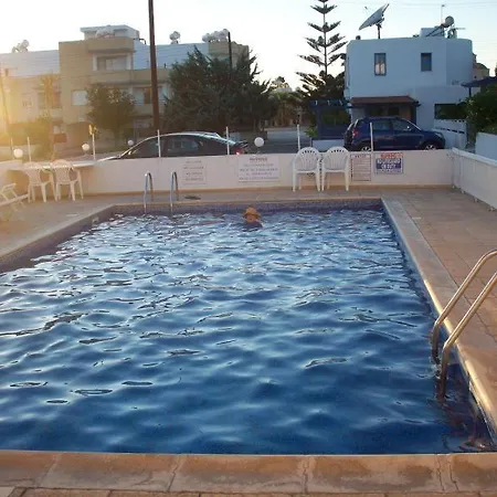 Gem - 10 Min Walk To The Sea, Harbor And Mall Apartment Paphos
